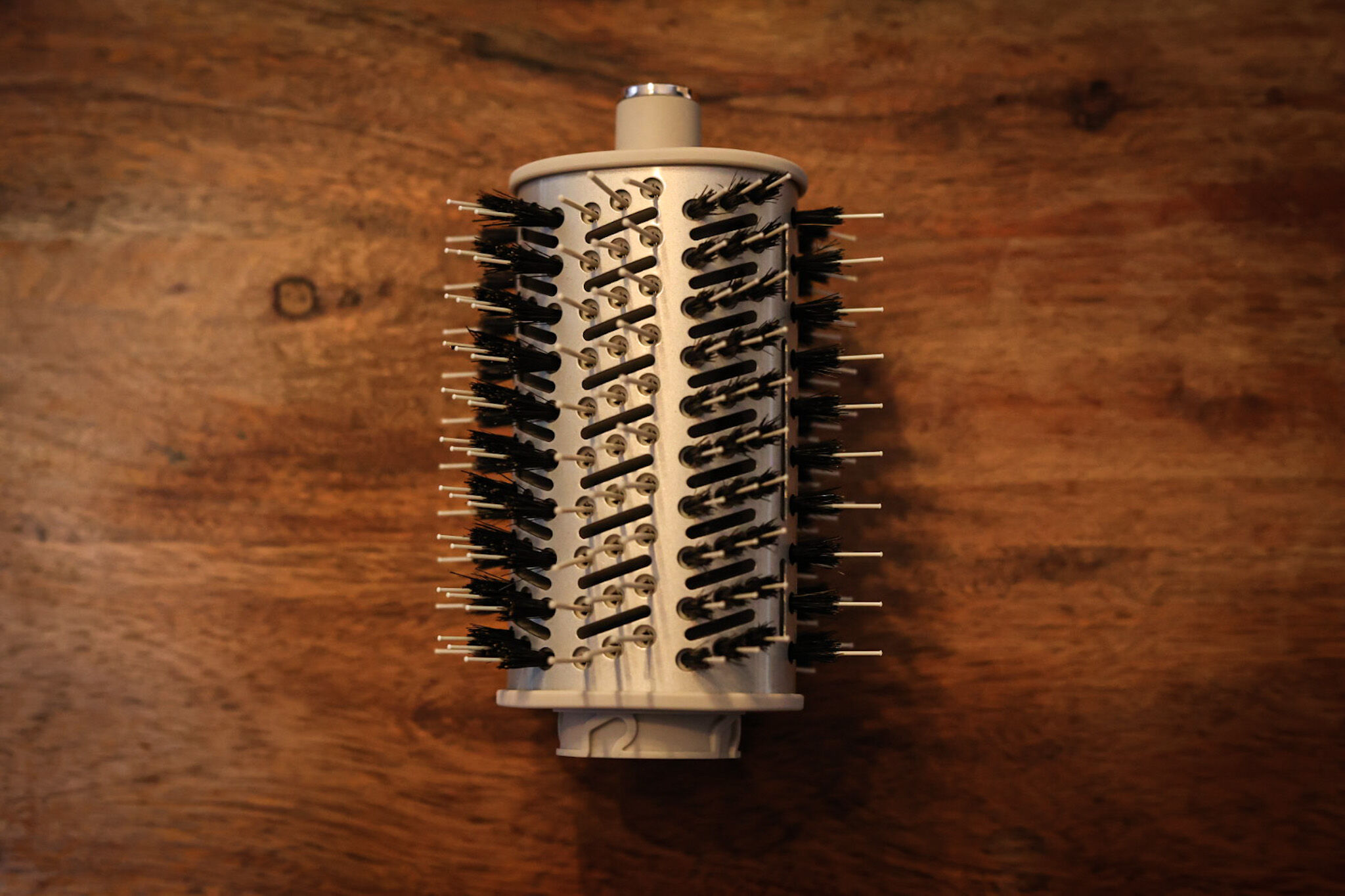 Man sieht die Oval-Bürste des Shark FlexStyle.